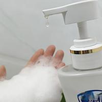 为什么一到秋冬就皮肤干痒？越洗越痒？一脱衣服就白色皮屑满天飞？从科学的角度来看应该如何选择沐浴露，告别干痒？