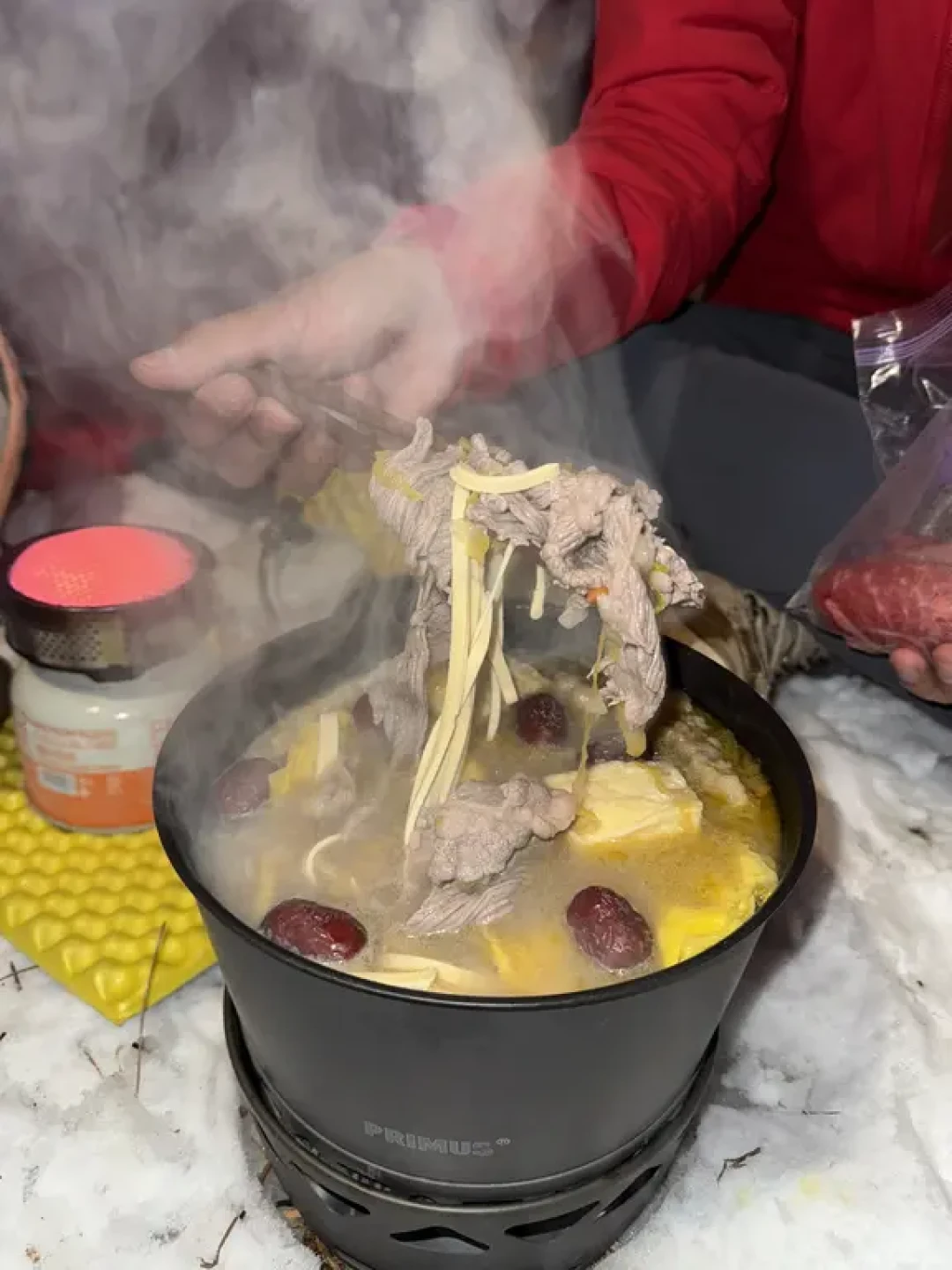 踏雪包场露营❄️,怎么会堵车又堵人呢