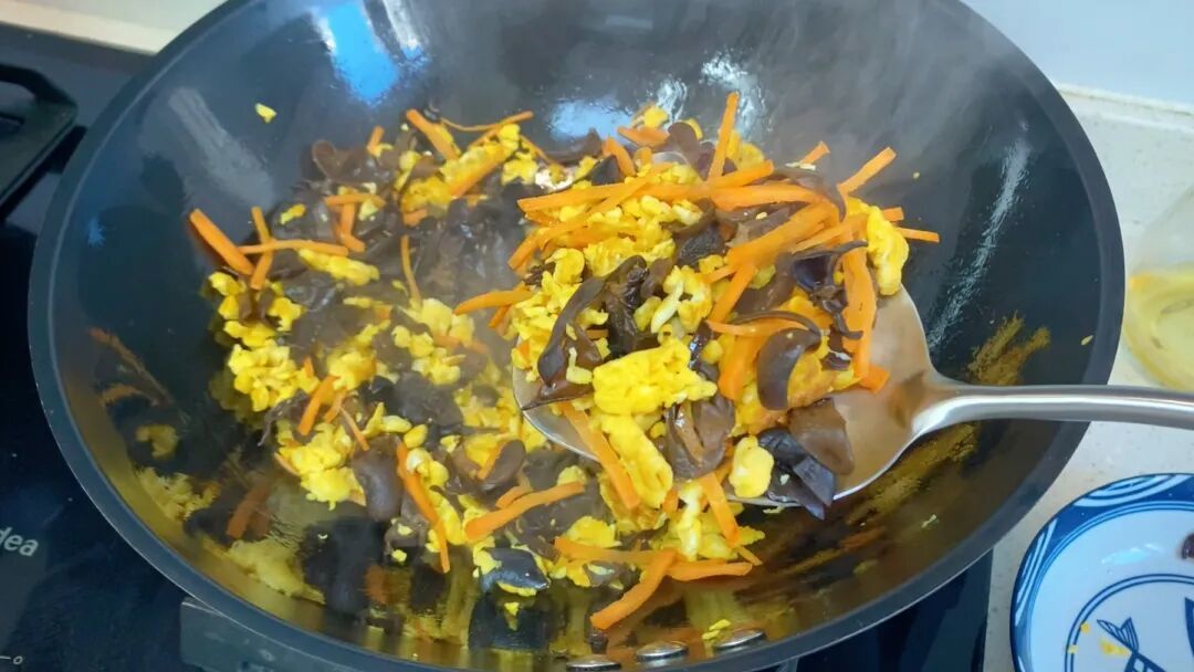 天冷不想炒菜,就这样简单煮一锅出,菜、汤、主食都有了,粗粮细作,比面条营养好吃