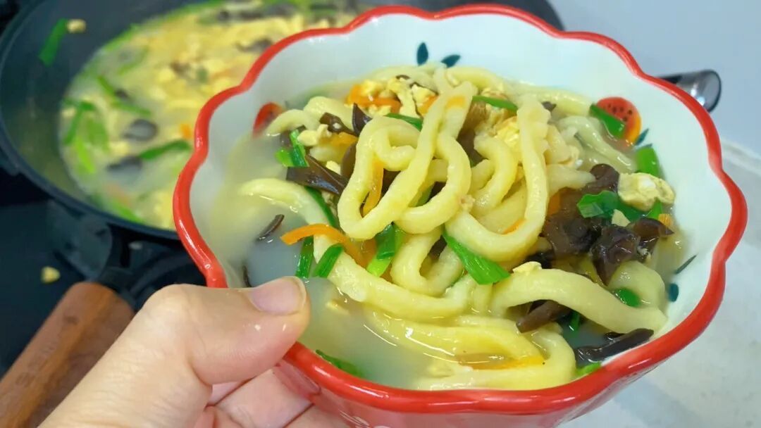 天冷不想炒菜,就这样简单煮一锅出,菜、汤、主食都有了,粗粮细作,比面条营养好吃