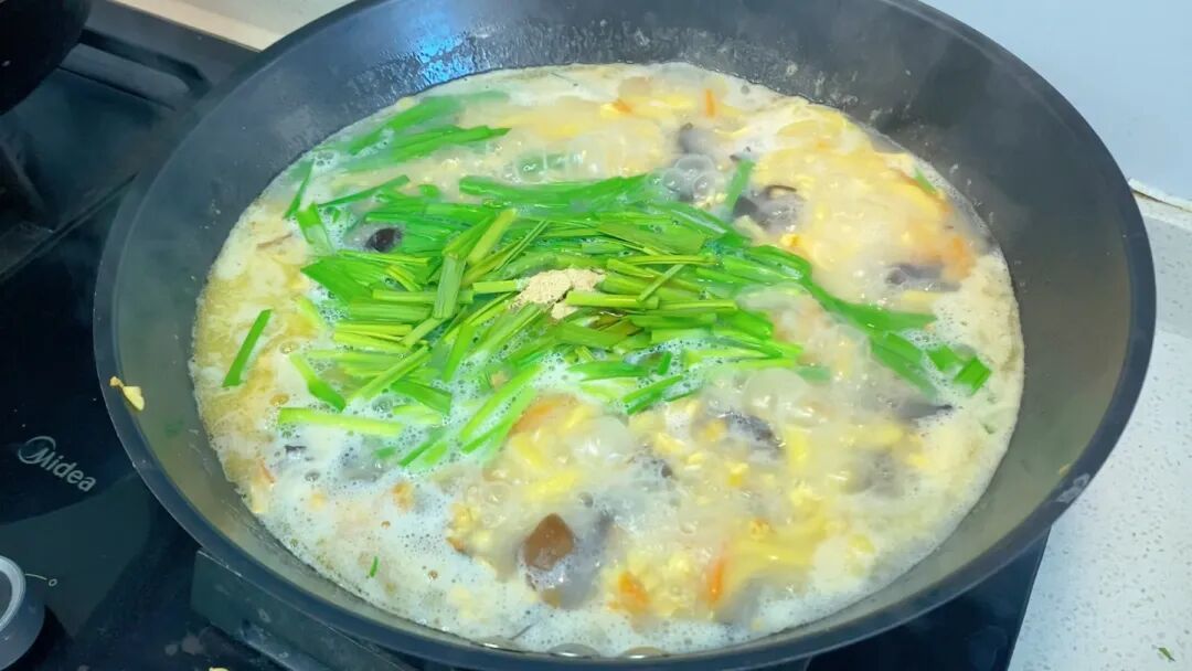 天冷不想炒菜,就这样简单煮一锅出,菜、汤、主食都有了,粗粮细作,比面条营养好吃