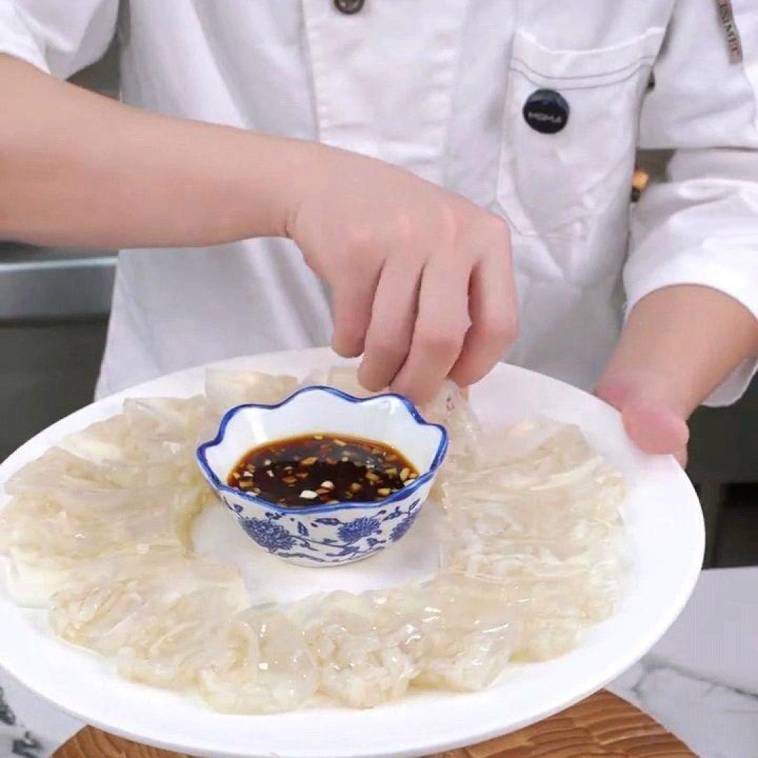 猪皮冻别傻傻的煮了!教你“蒸”的秘诀,晶莹剔透,筋道Q弹不浑浊