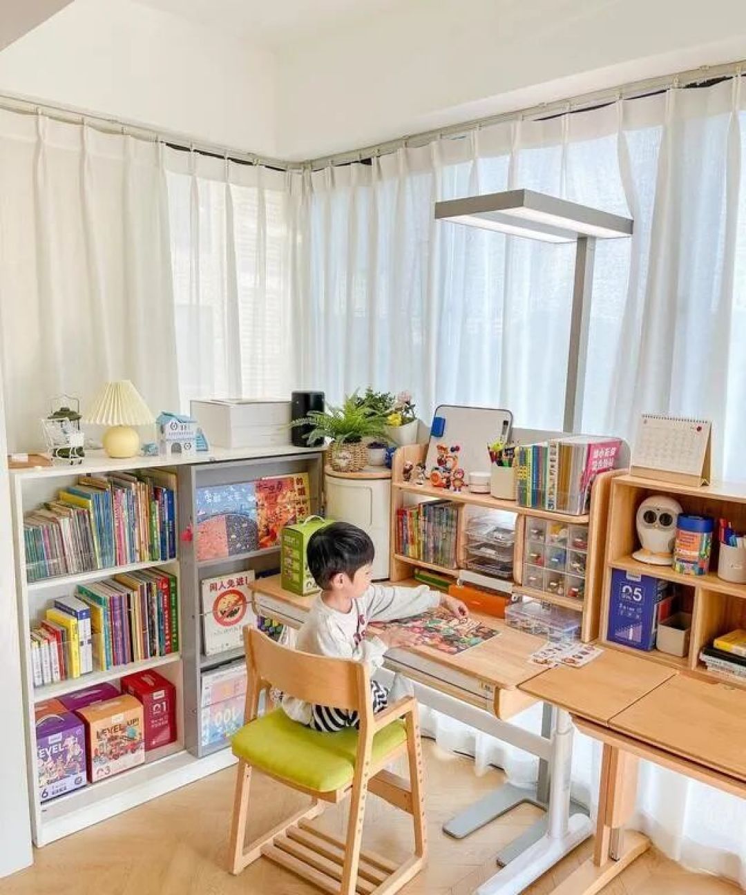 湖南一女子因把阳台改成儿童房走红!仅仅一个书桌让许多人效仿
