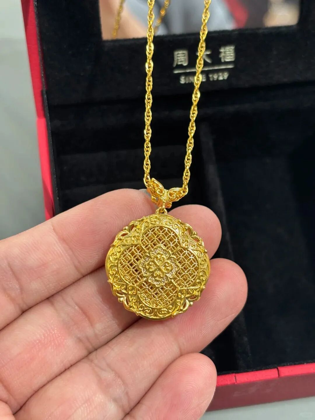 金大饼=老气?’这枚花丝吊坠凭什么让时髦精纷纷入坑!