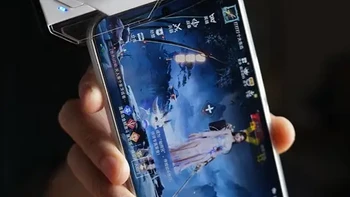 iqoo15手游手柄，打游戏一键连招，再也不用搓玻璃了 我很喜欢打永劫无间，PC端打了一千多小时，只是PC打一盘挺久的，转到手机端上面用零碎时间打，但是手机搓屏幕太麻烦，了解手柄竟然有一键连招！哈哈哈哈！！入手体验其实是不错，支持王者，三角洲等等，喜欢手游的朋友，没用过手柄的可以看看！！#手游手柄 #手机手柄 #手机外设 #小鸡队长 #黑鲨散热器