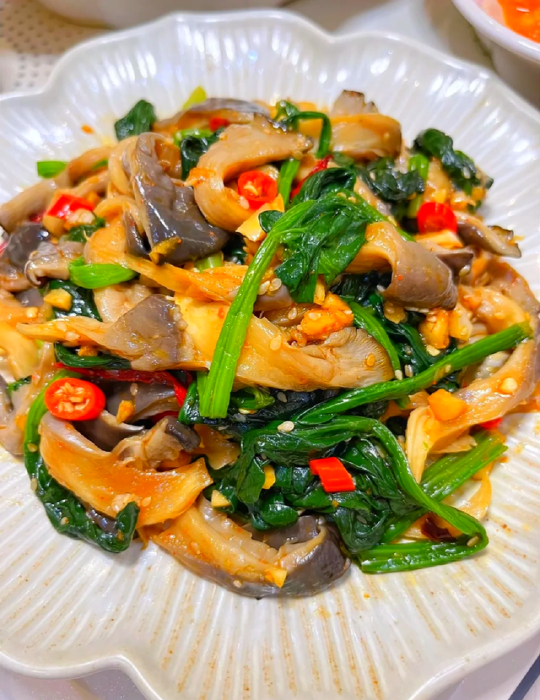 【爆款标题】:秒变厨房高手!超简单菠菜鲜蘑菇,营养还超好吃!