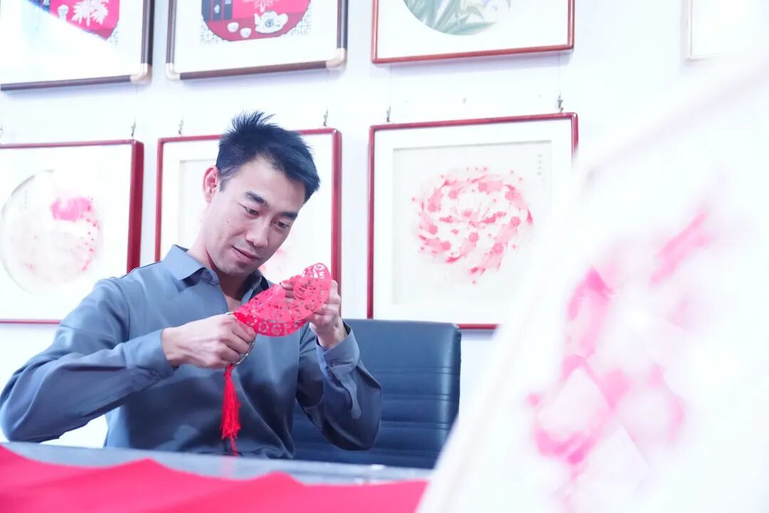 【非遗在身边】剪纸:红纸裁岁月 指尖绽芳华