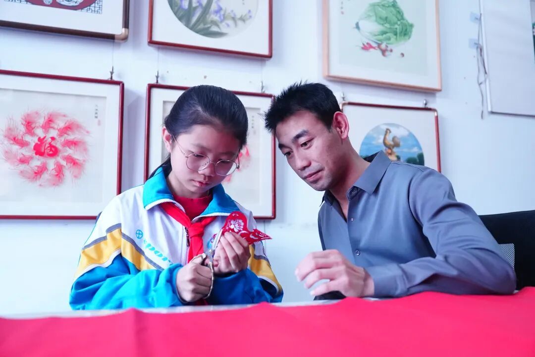 【非遗在身边】剪纸:红纸裁岁月 指尖绽芳华