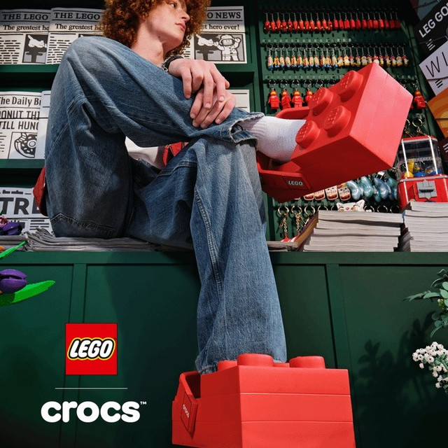 乐高与Crocs联名推出洞洞鞋，造型别致，千元售价