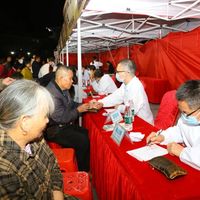 把中医夜市开到乡镇去！英德大湾镇群众家门口赶“健康集”，暖心又好玩