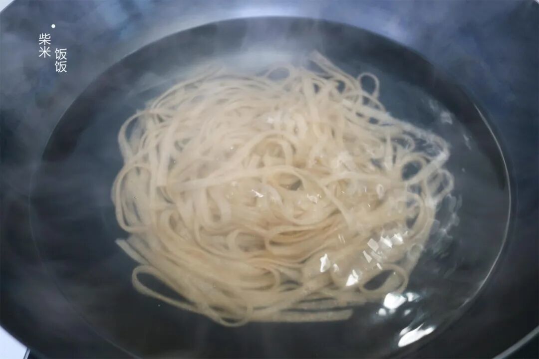 天冷不想炒菜，就这样煮一碗，开胃暖身，比点外卖还快