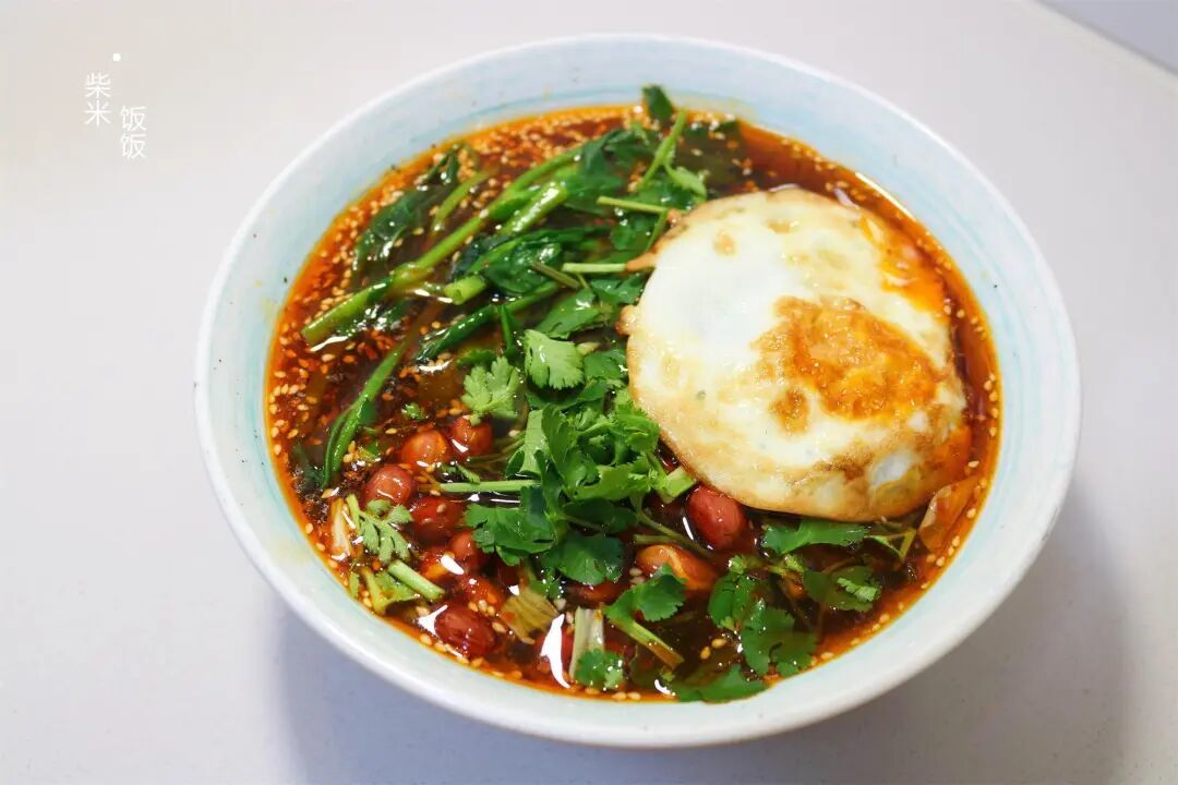 天冷不想炒菜，就这样煮一碗，开胃暖身，比点外卖还快