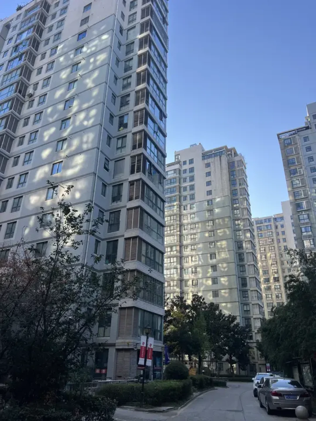 买房踩坑楼间距!上午 10 点阳台晒不到太阳?