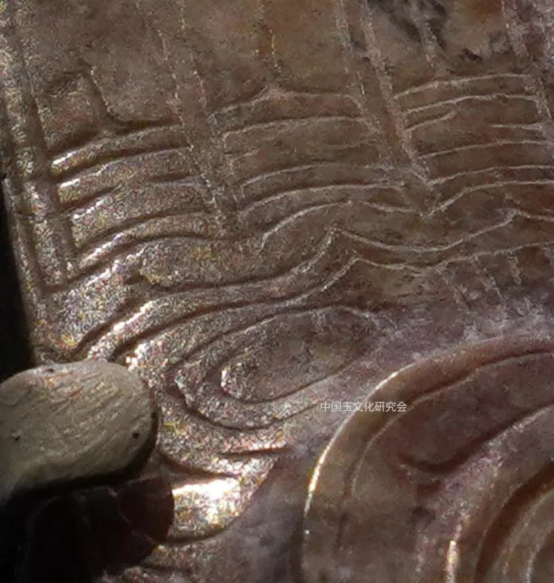 仔细盘看一件良渚文化玉器