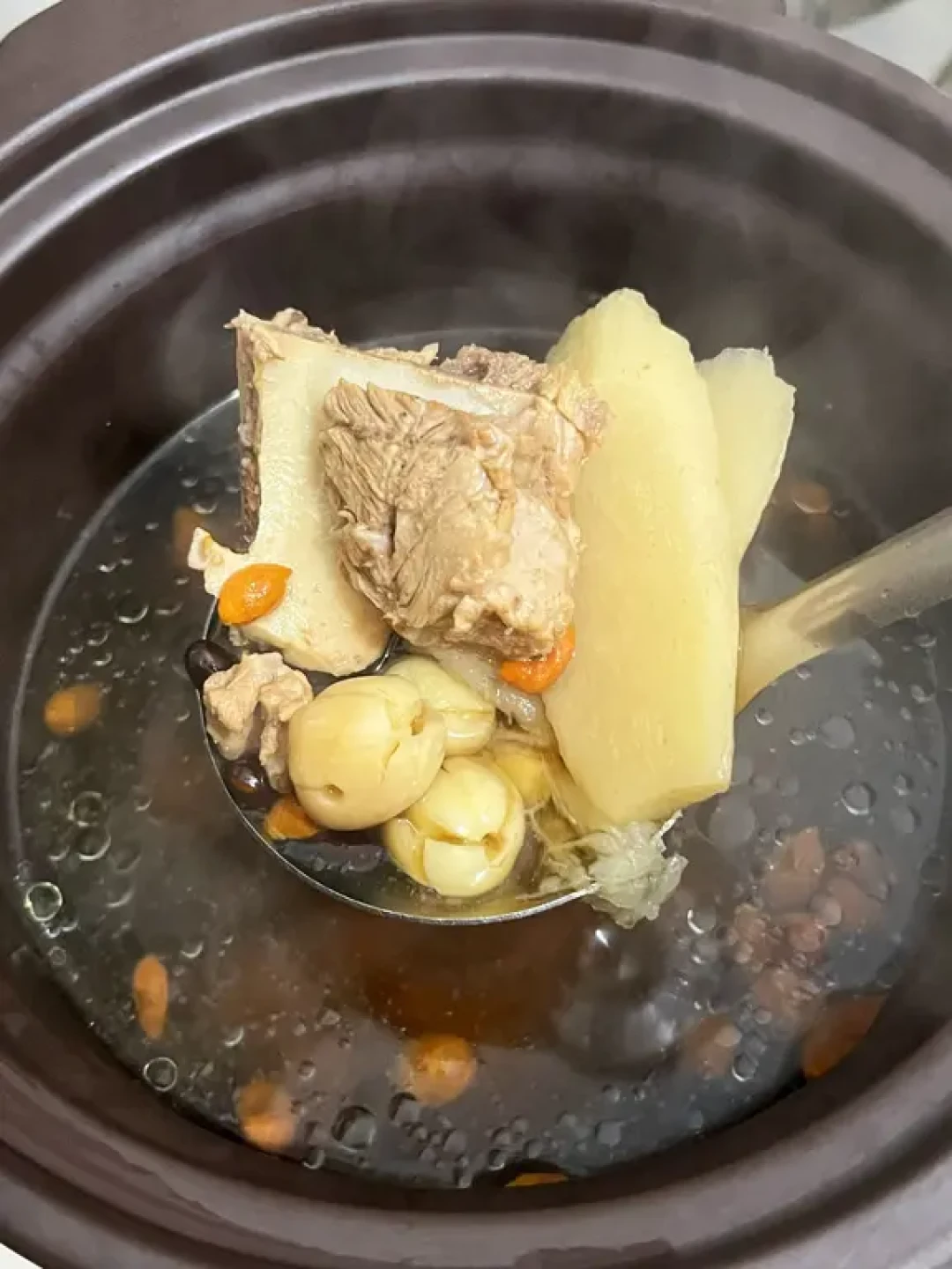 入冬必喝:黑豆莲子骨头汤,滋阴健月卑