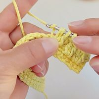 简约款！柠檬黄格纹手拿包 ✨