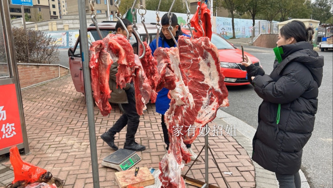 内行人买牛肉,是买“挂着的”还是“摆着的”,牢记这“3不买”