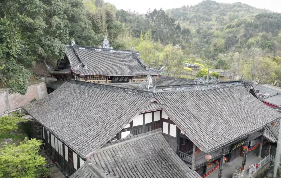 成都一条秘境徒步线路,可游览千年古寺,人少景美,老人孩子都适合