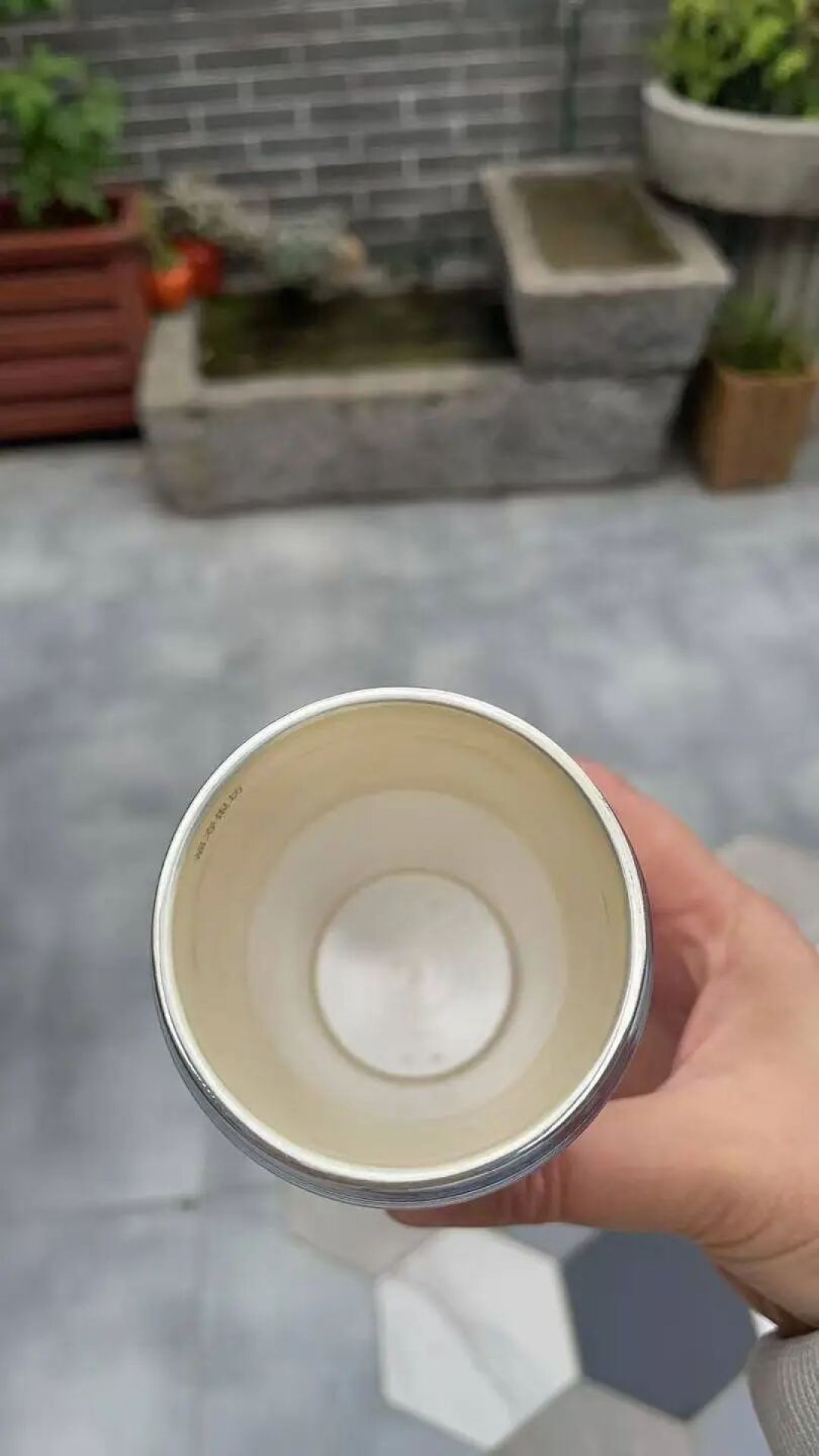 银价涨了!女子3年前买钻戒送的足银保温杯,身价“反超”钻戒