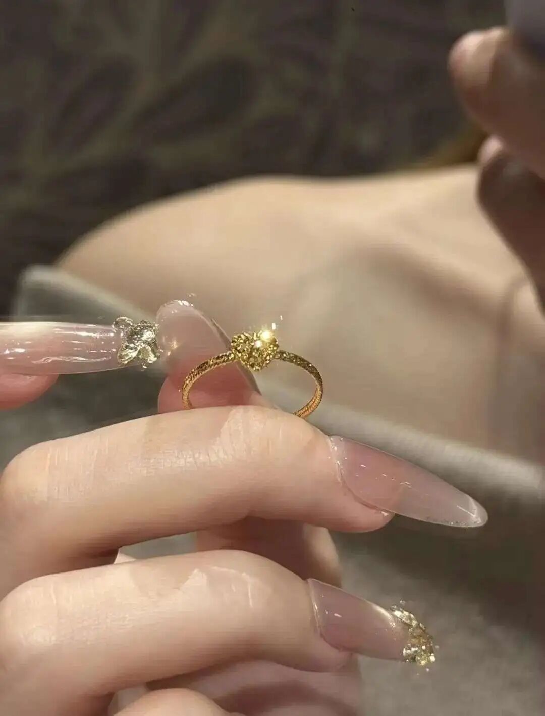 一克多的“爆闪”黄金小爱心戒指来喽！好喜欢~