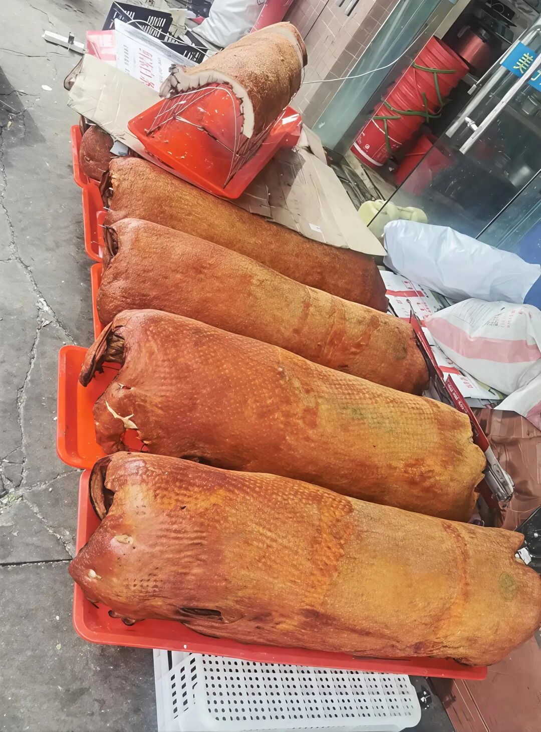 珠三角现存规模最大的传统集市之一，每到周天就是“趁墟日”，花鸟虫鱼，鲜花绿植，农副产品，应有尽有！