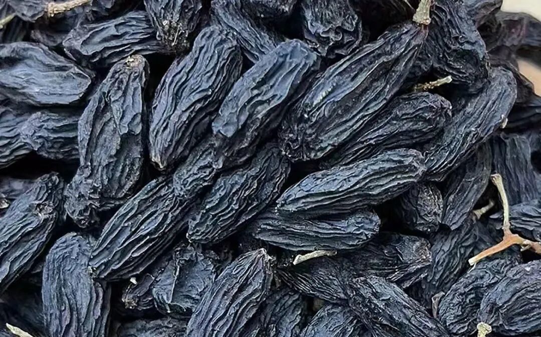 新疆黑加仑葡萄干:来自戈壁的“黑珍珠”,一口沦陷的天然甜香