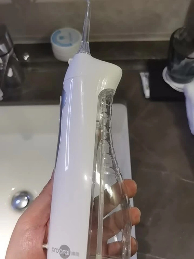 稳压脉冲水流，高效清洁牙缝