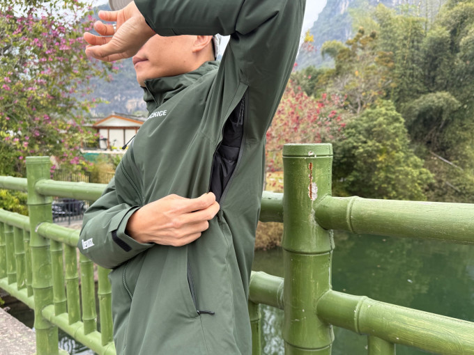 黑冰运动羽绒服