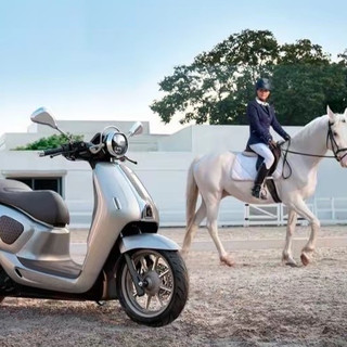 150踏板卷疯了，手把坐垫加热、毫米雷达，本田发布新款150平踏板