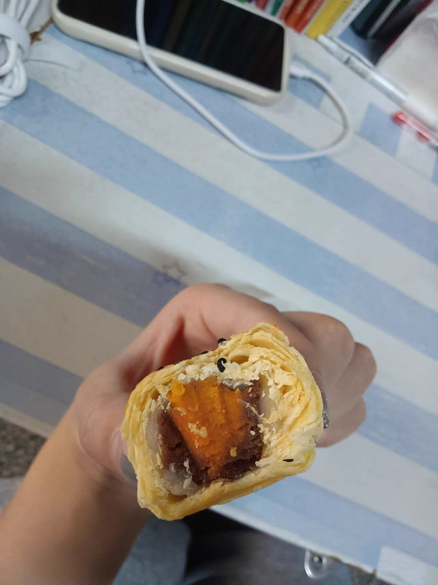 比比赞蛋黄酥礼盒：春节送礼首选，心意满格！