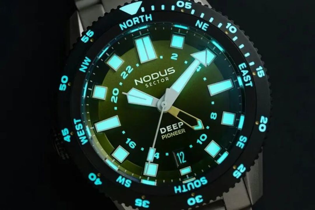 Nodus Sector Deep Pioneer 推出绿色新款 这家洛杉矶的微品牌为其旗下功能最丰富的表款之一,引入了极具吸引力的新表盘