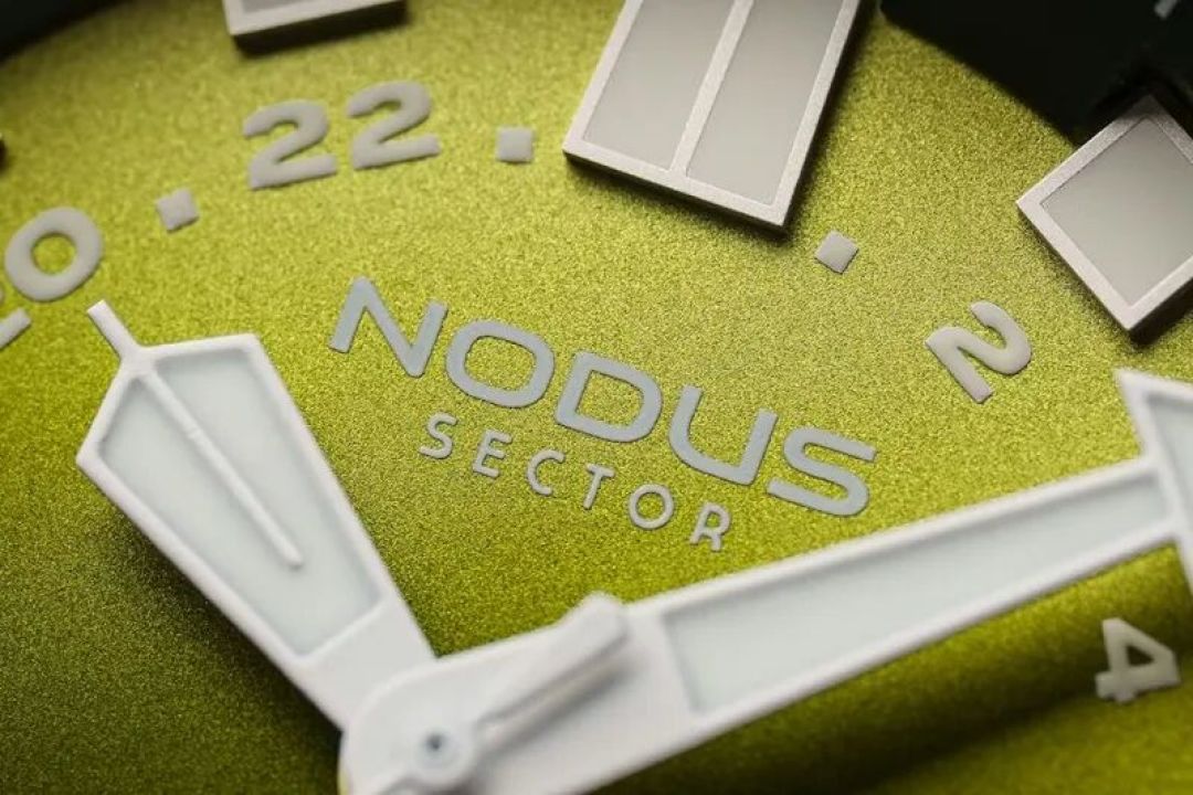 Nodus Sector Deep Pioneer 推出绿色新款 这家洛杉矶的微品牌为其旗下功能最丰富的表款之一,引入了极具吸引力的新表盘