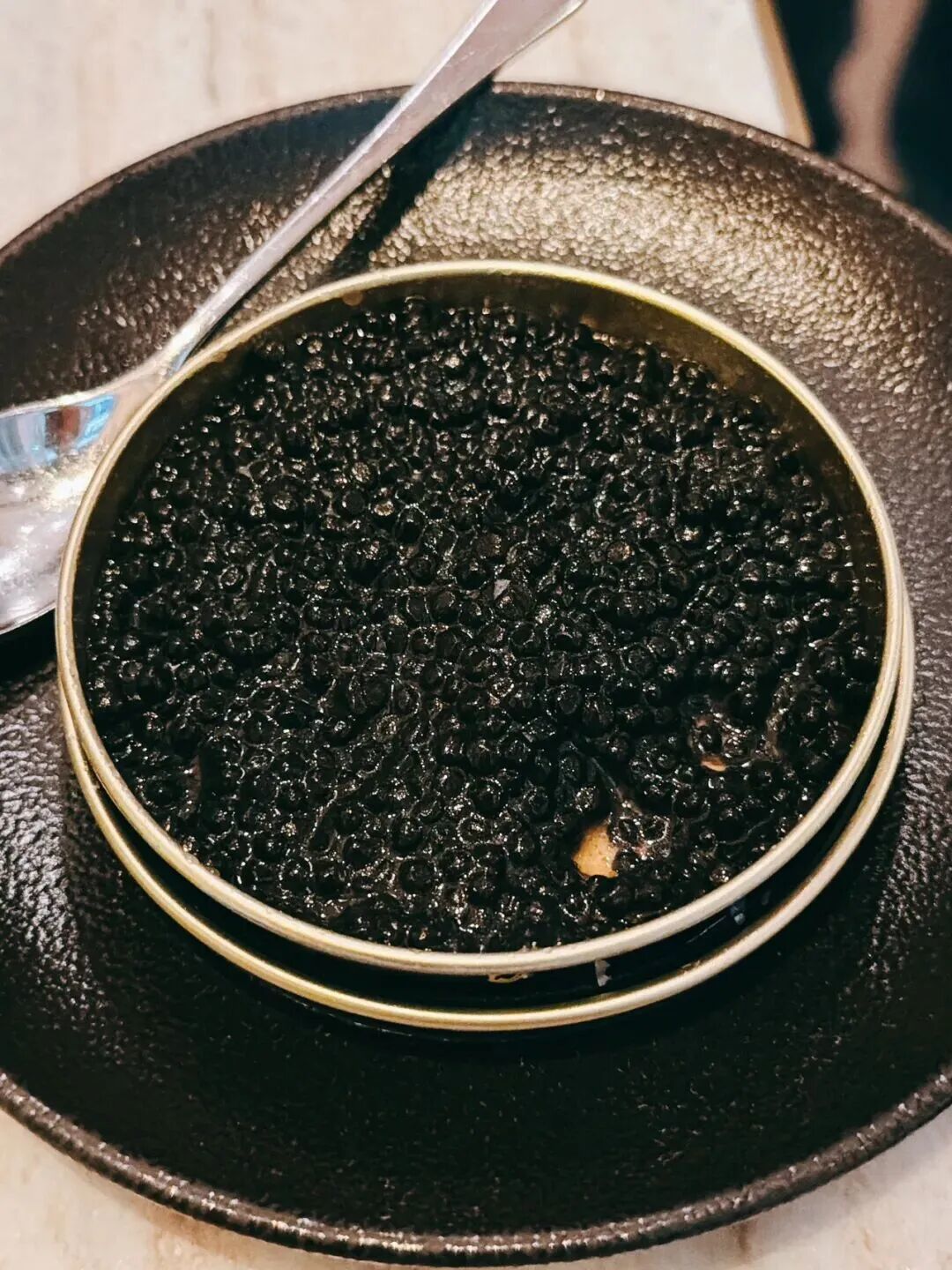 香港｜点评第一的法餐厅，在抠抠搜搜的鱼子酱套餐里遇到超棒牛腿子