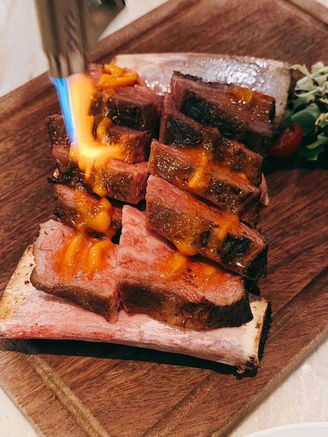 香港｜点评第一的法餐厅，在抠抠搜搜的鱼子酱套餐里遇到超棒牛腿子