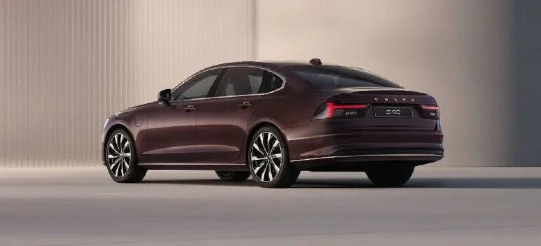 沃尔沃 S90 汽车 — 兼具轻度混合动力与插电式混合动力的全新平衡