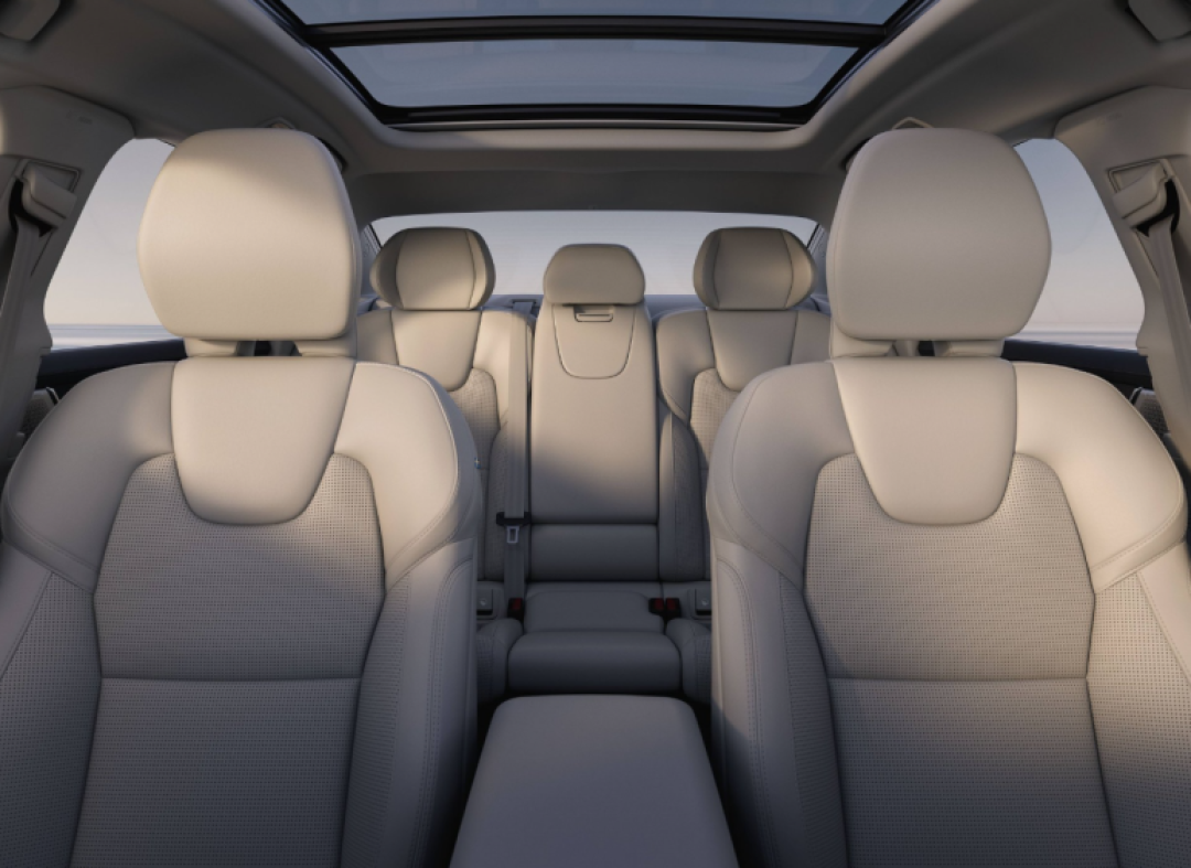 沃尔沃 S90 汽车 — 兼具轻度混合动力与插电式混合动力的全新平衡