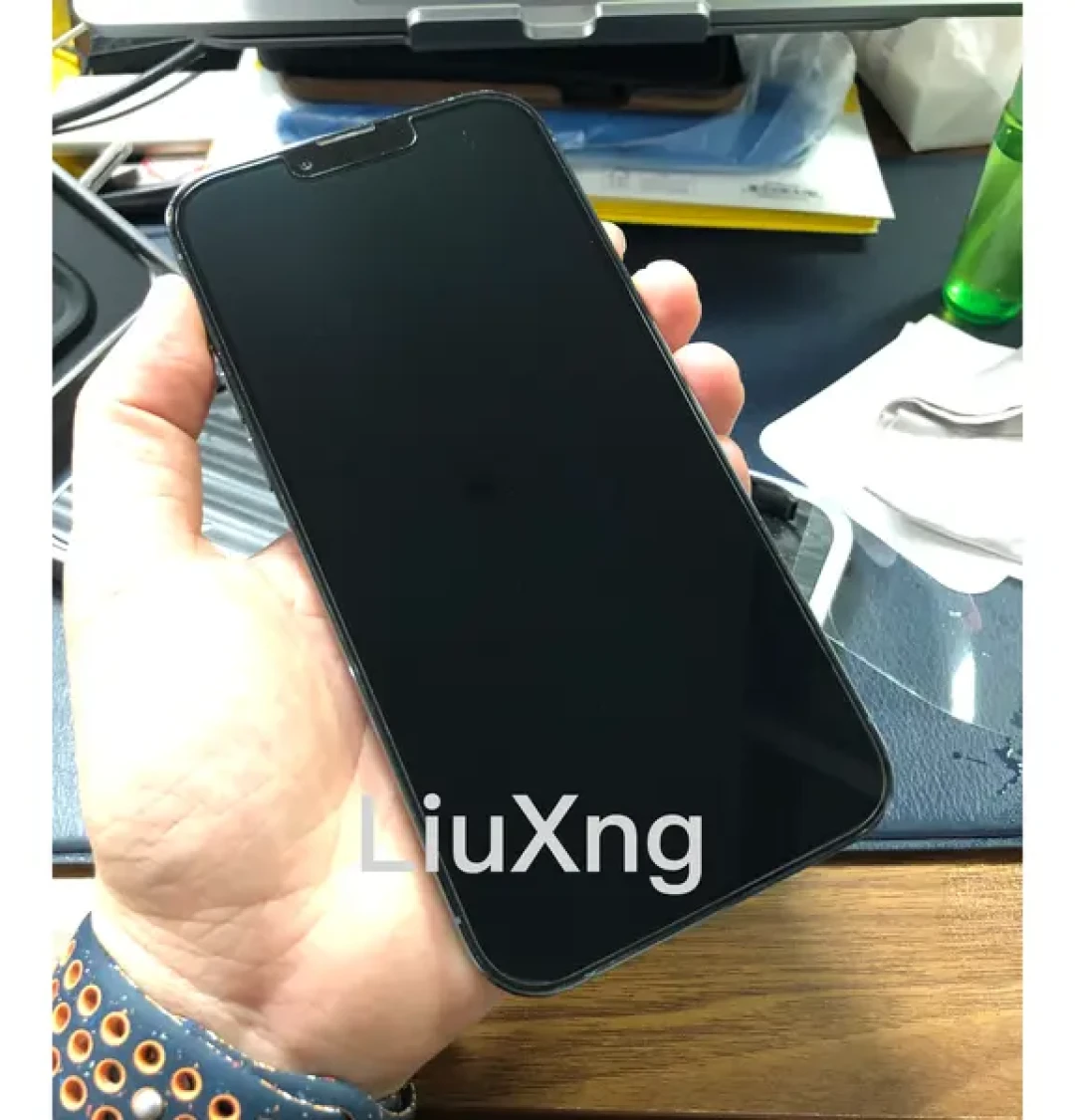 用苹果直营店的贴膜工具自己贴膜什么体验?