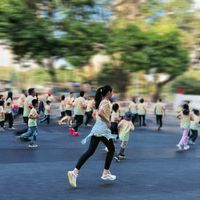11岁女儿人生首次亲子跑，现场测脚后我
