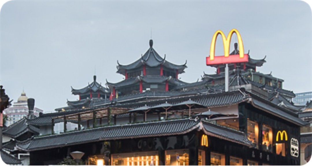 麦当劳店员被拍手伸进麦乐鸡盒玩手机 门店回应：已扔掉纸盒重新消毒