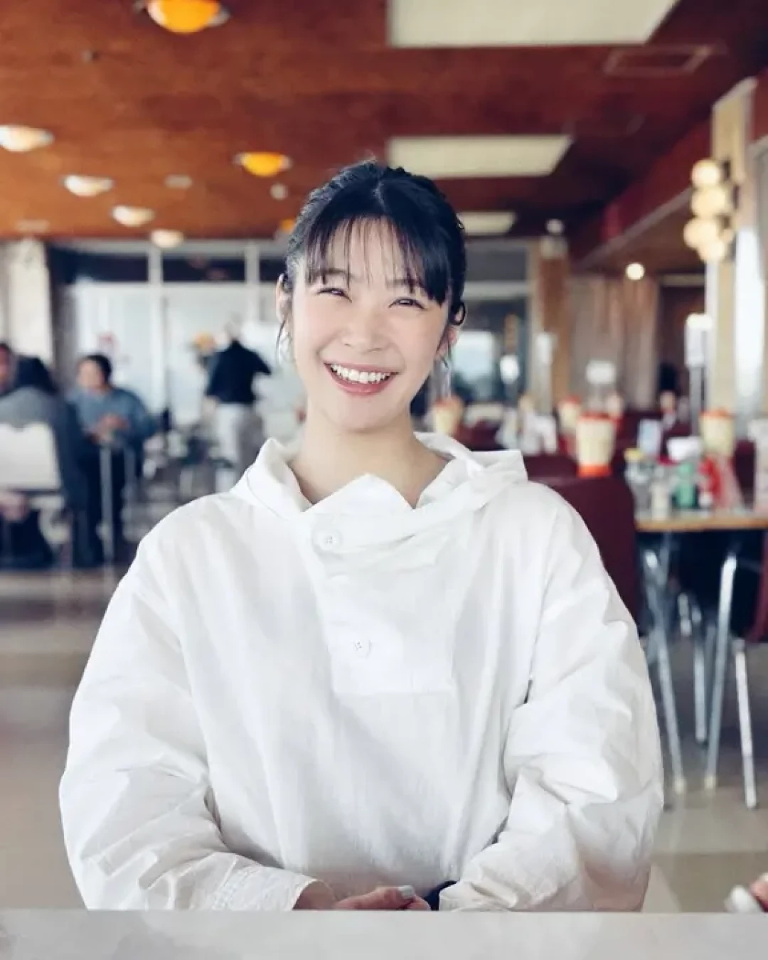 她真的好会穿!会登山也会演戏的邻家感女主