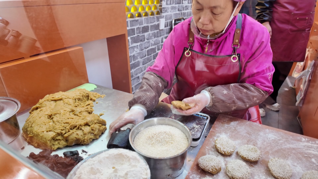 非遗文创美食齐出圈 太谷古城炼出消费黄金流