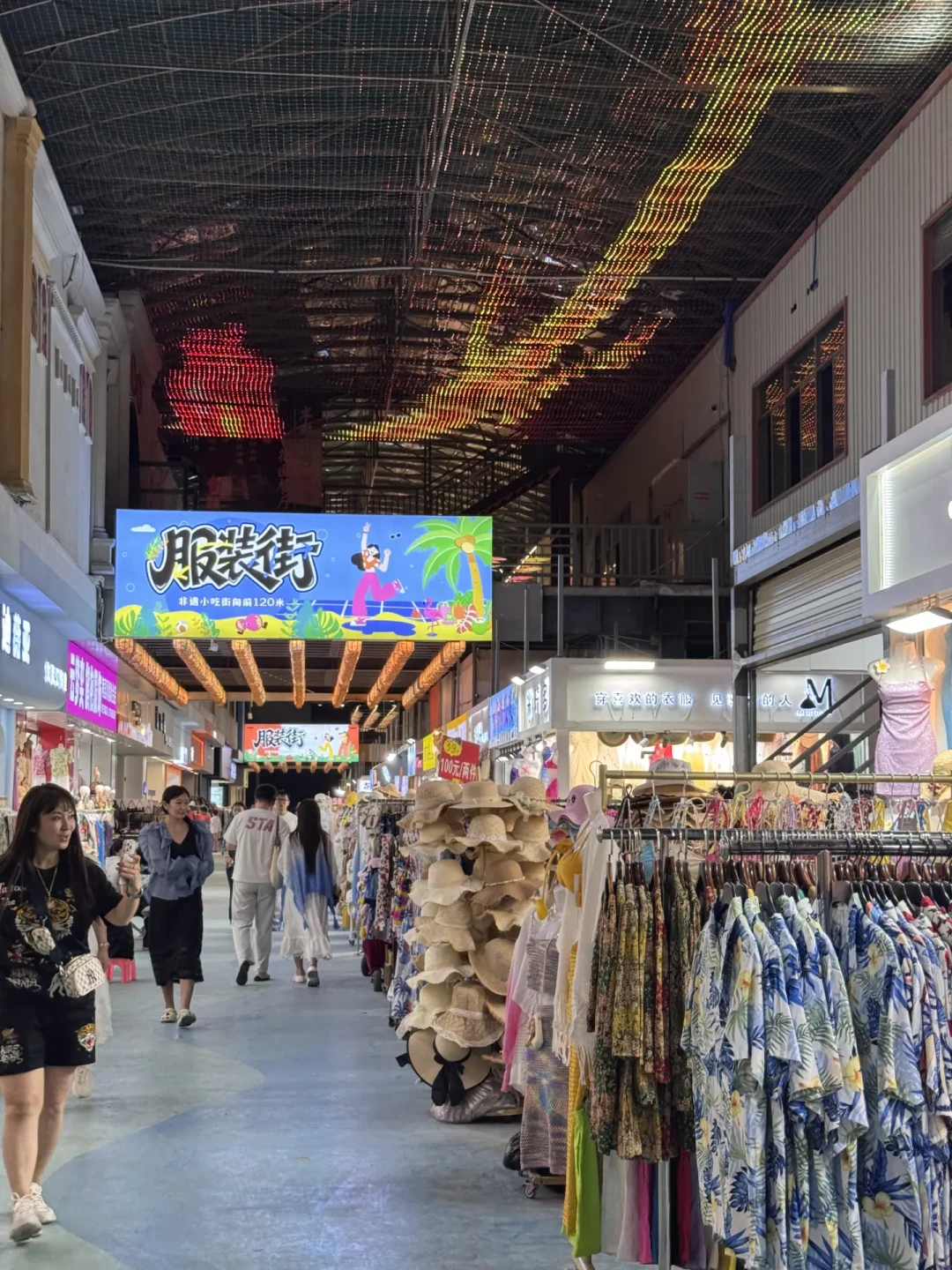 不要相信网上说的三亚夜市裙子100元三件……
