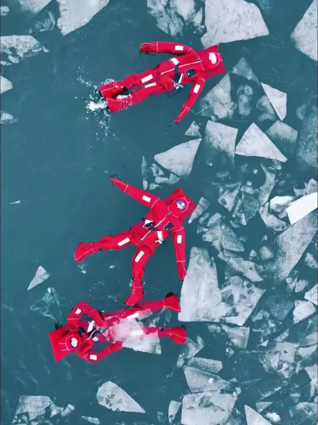 🌊 冰海漂浮攻略:北极圈,我跳进了碎冰