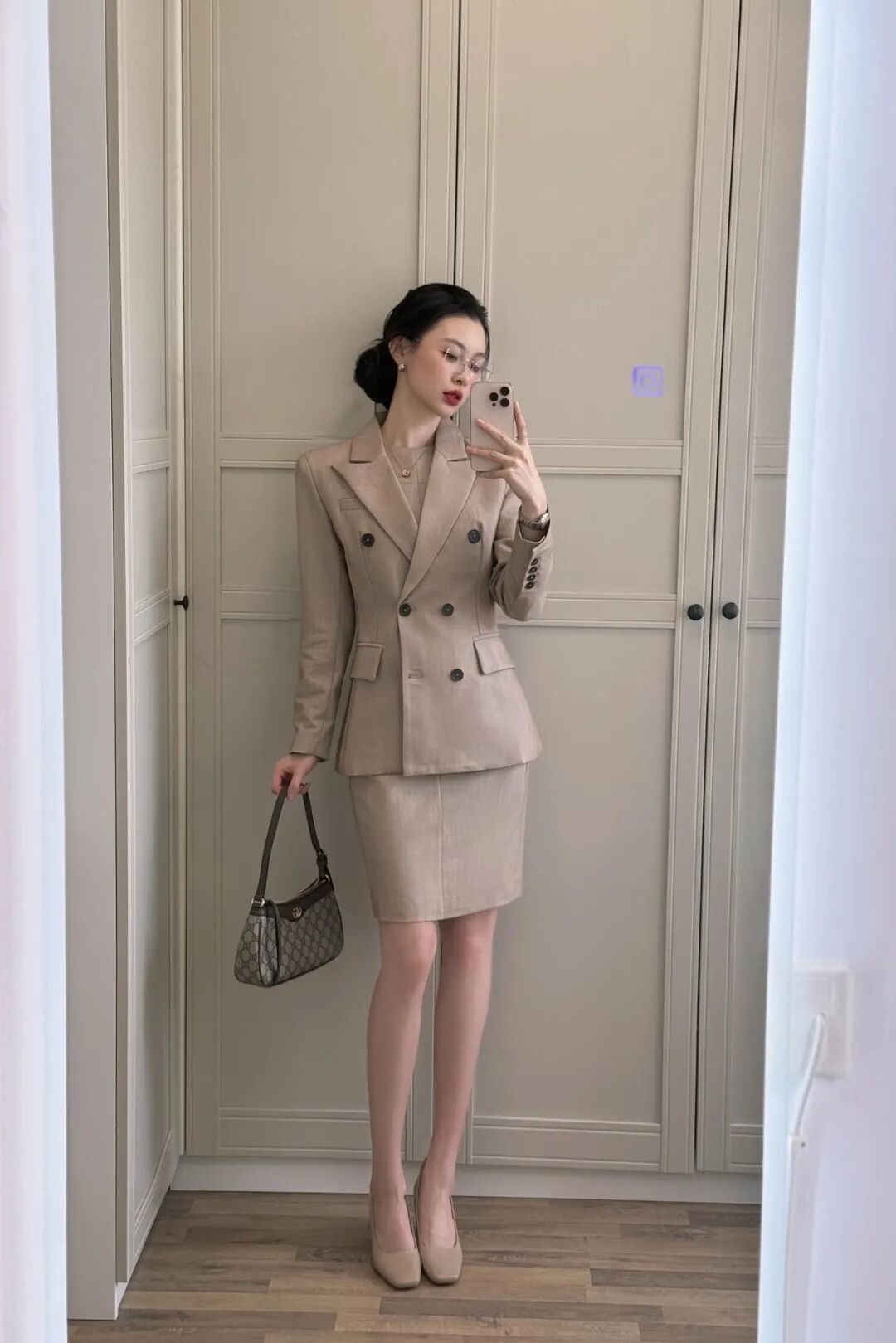浅卡其色西装套裙|把温柔与干练焊在身上的春日通勤神装!
