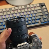 在我心中标准变焦的最优解依然是索尼2070g 。。就算我买了其他的变焦，那这个镜头也不会走掉。。。真无可替代的一颗