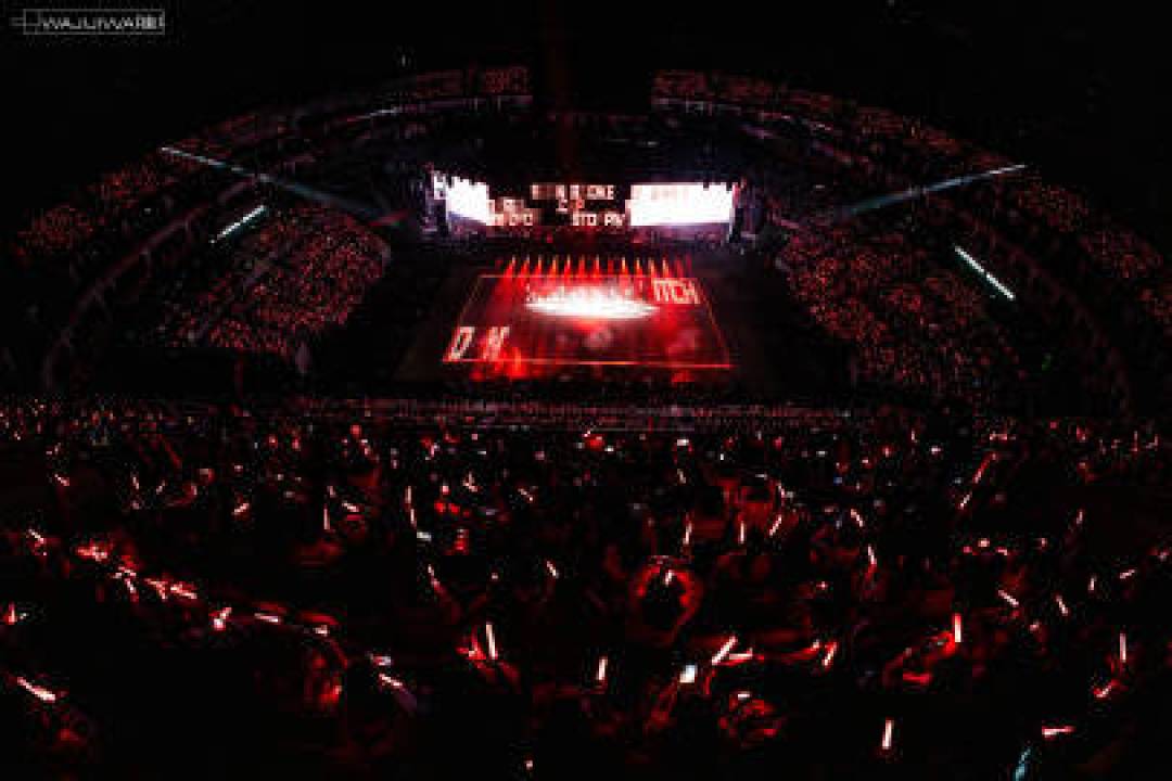 骑白马、零舞台,周震南用一场极致静默的开场打破演唱会常规