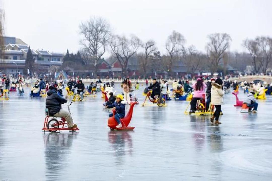 什刹海冰场点亮璀璨灯海，一半冰雪一半是京城烟火气的浪漫