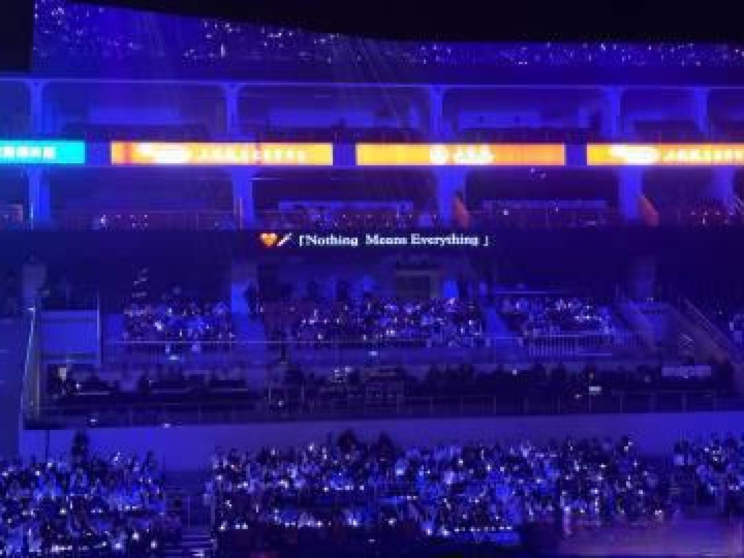 骑白马、零舞台,周震南用一场极致静默的开场打破演唱会常规