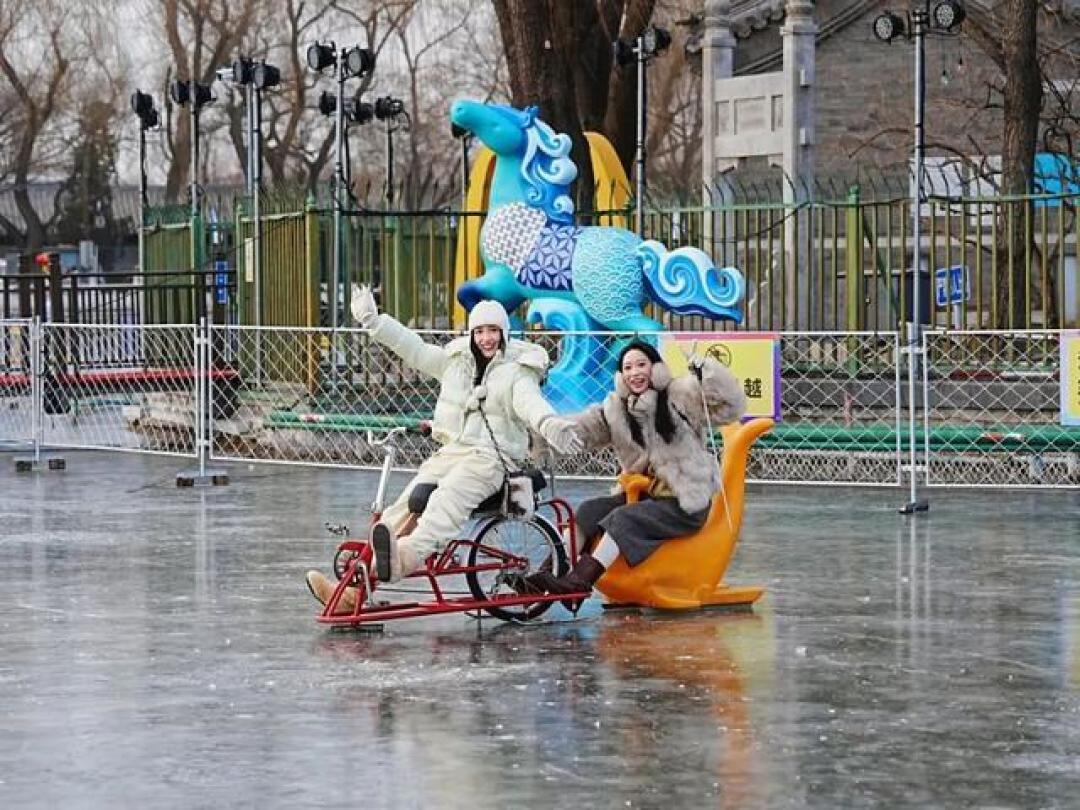 什刹海冰场点亮璀璨灯海，一半冰雪一半是京城烟火气的浪漫