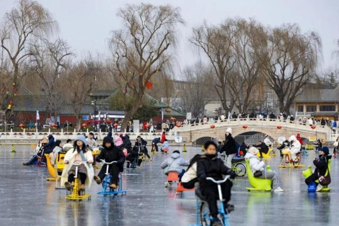 什刹海冰场点亮璀璨灯海，一半冰雪一半是京城烟火气的浪漫
